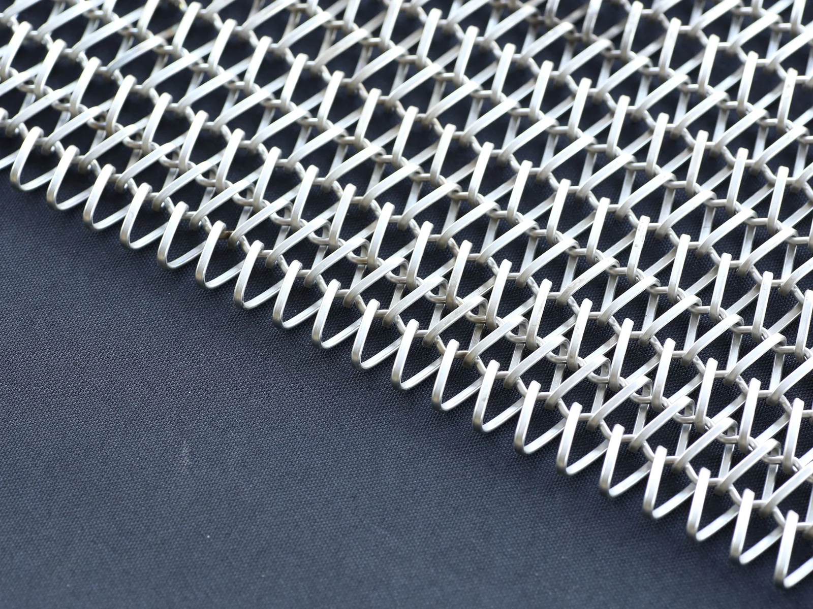 Flat wire spirals and transverse rods in a metal mesh sample