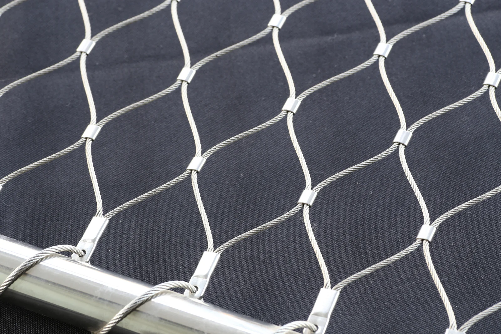 Rope mesh joined along the edge of a tubular frame