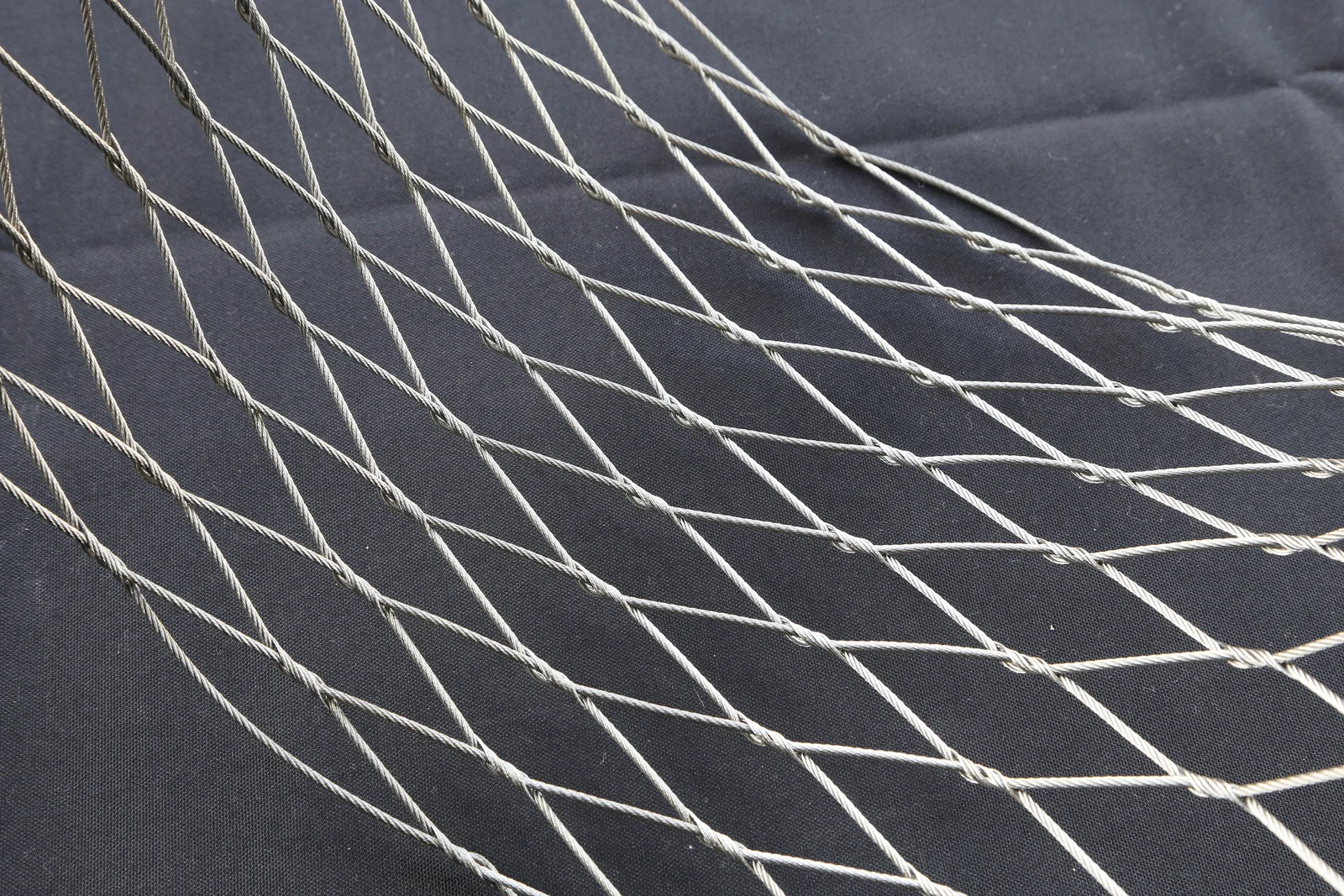 Diamond rope mesh with cable crossings and sleeve connections