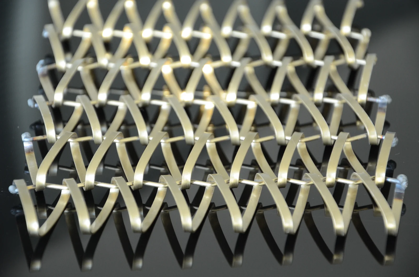 Spiral wire mesh panel with transverse connecting rods